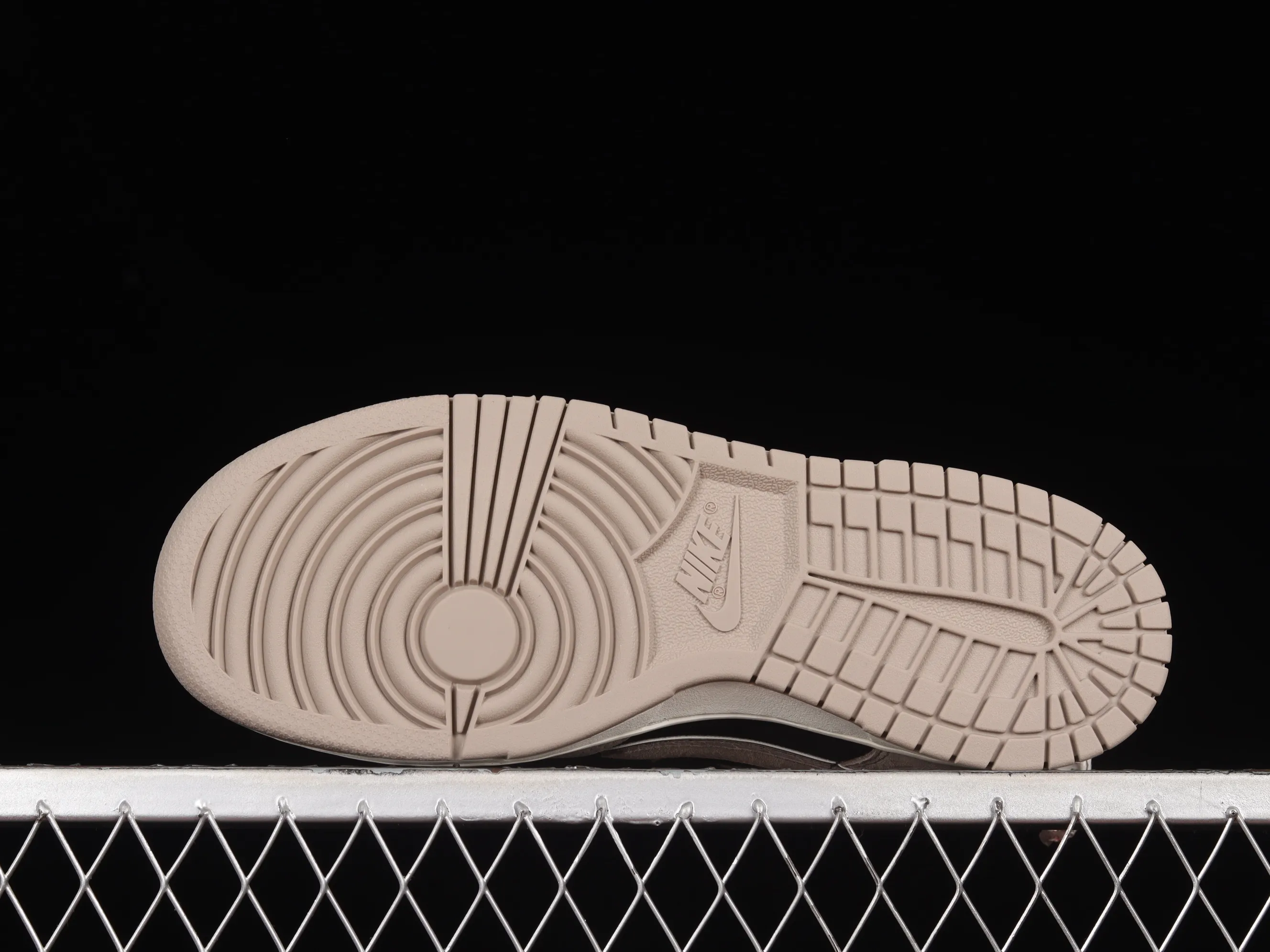 All Categories Nk SB Dunk Series Nk SB Dunk Low Low-top sneakers Otomo Katsuhiro x Nk SB Dunk Low "Steamboy OST" Creative customization collaboration Otomo Katsuhiro co-branded SB low-top sports and leisure sneakers FF0918-013